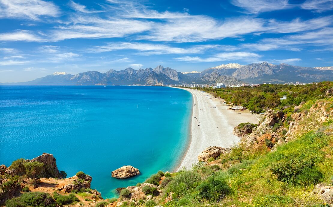 Der weiße Sandstrand von Antalya, Türkei