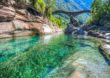 Schweiz: Smaragdgrünes Wasser im Fluss Verzasca