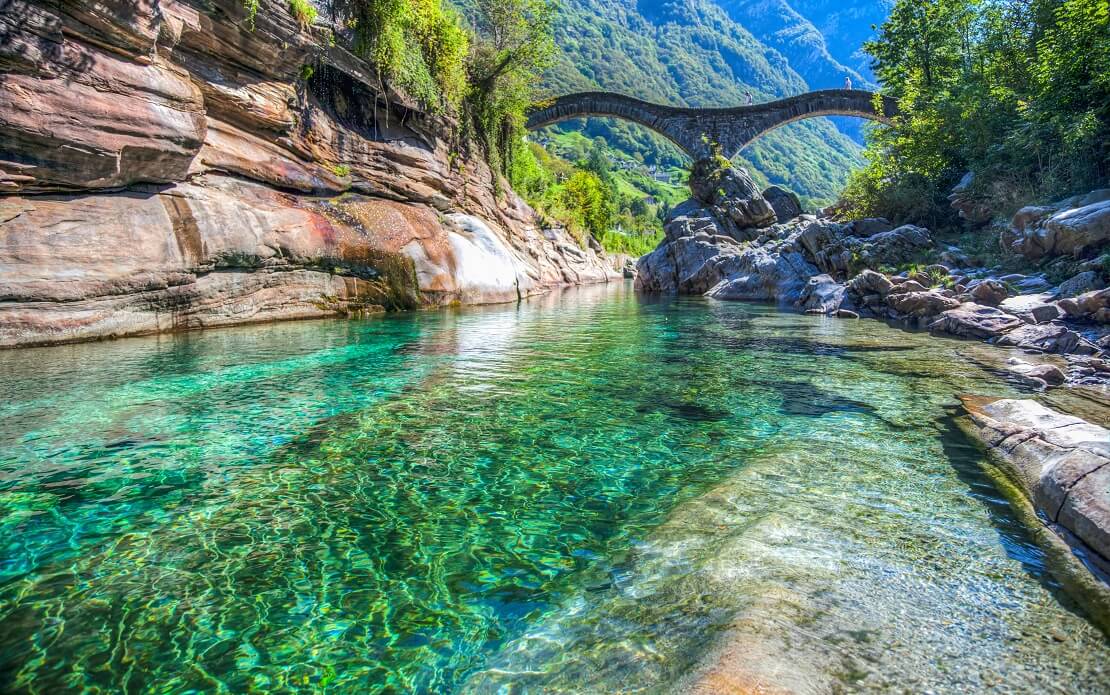Der smaragdgrüne Fluss Verzasca in der Schweiz