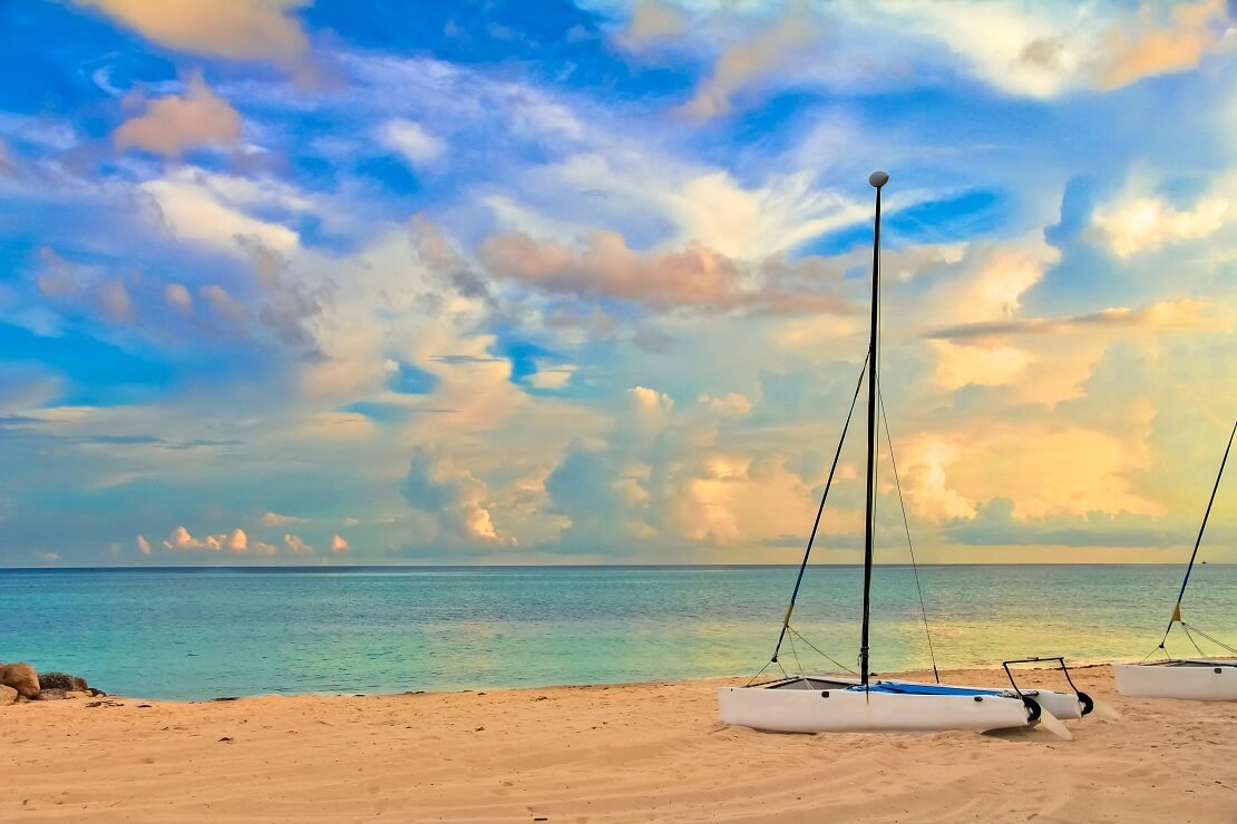 Der sandige Strand der Bahamas