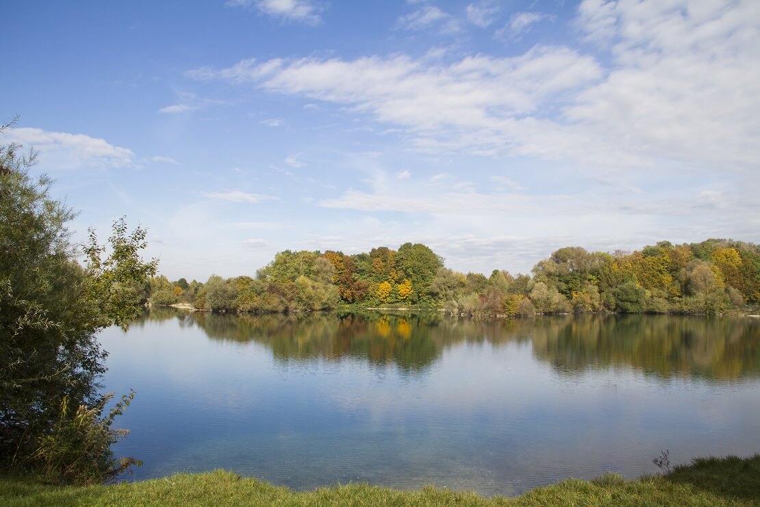 Der Ilsesee umgeben von grünen Wäldern