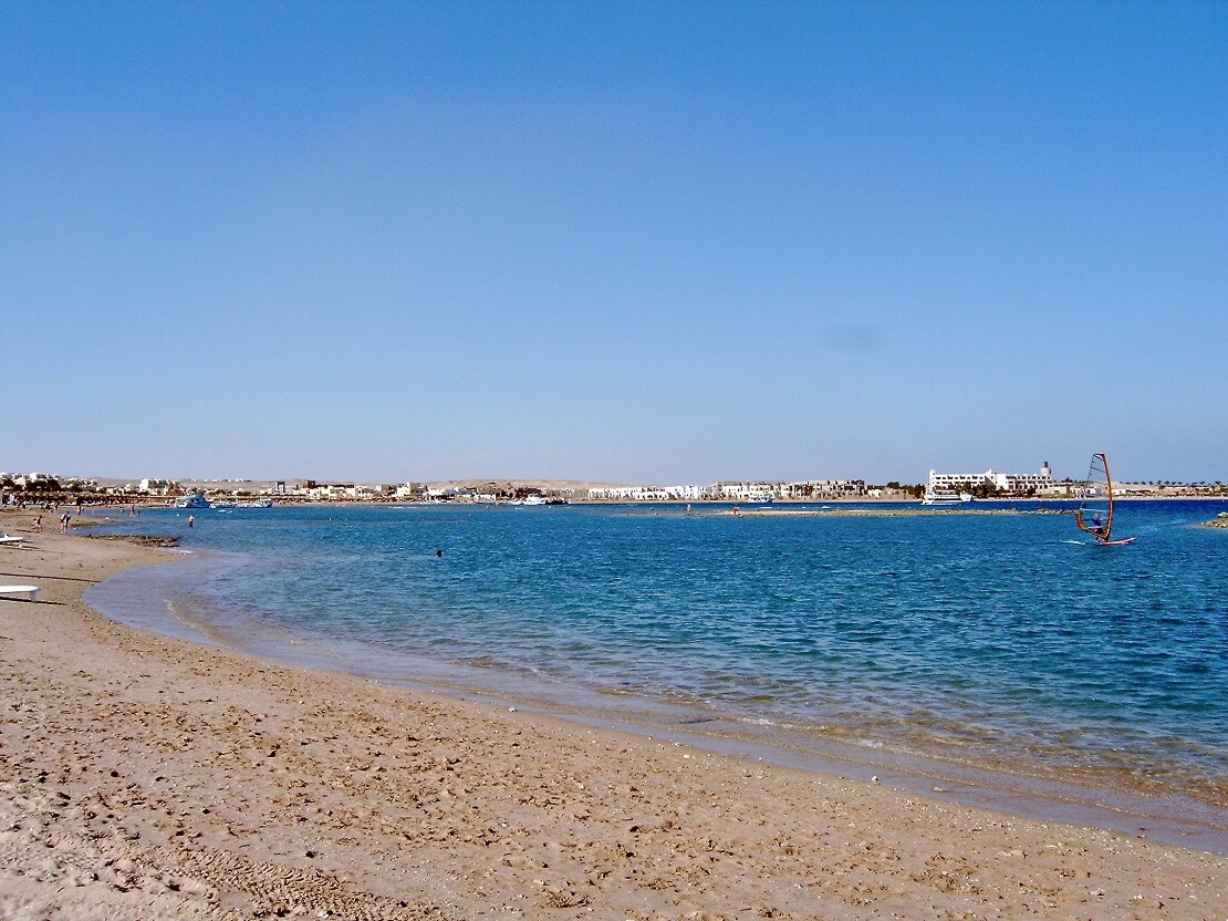 Der sandige Strand der Makadi Bay