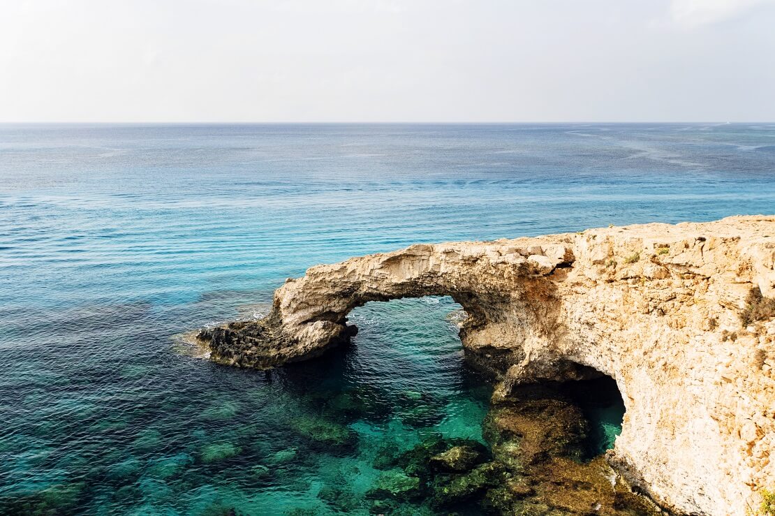 Das Meer Zyperns mit interessanten Felsformationen