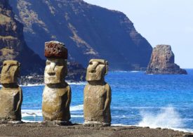 Moai auf der Osterinsel Chiles vor dem pazifischen Ozean