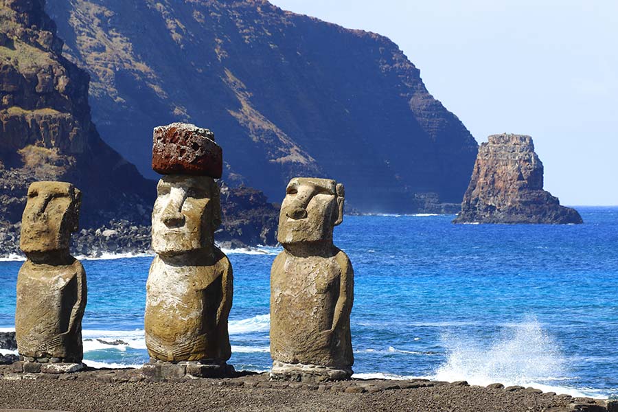 Moai auf der Osterinsel Chiles vor dem pazifischen Ozean