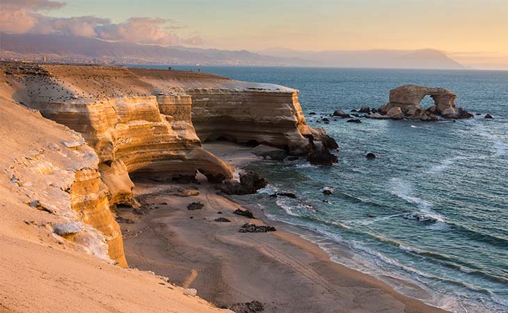 Idyllisches Naturdenkmal im pazifischen Ozean während des Sonnenuntergang vor der Küste Chiles