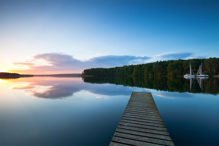 Ein sanfter Sonnenaufgang am Werbellinsee in Brandenburg