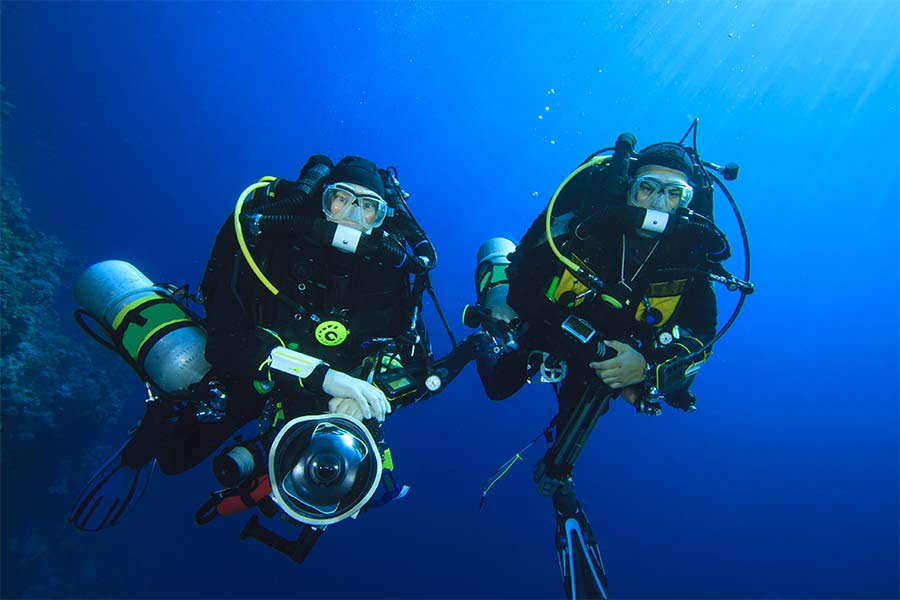 Nahaufnahme zweier technischer Taucher unter Wasser