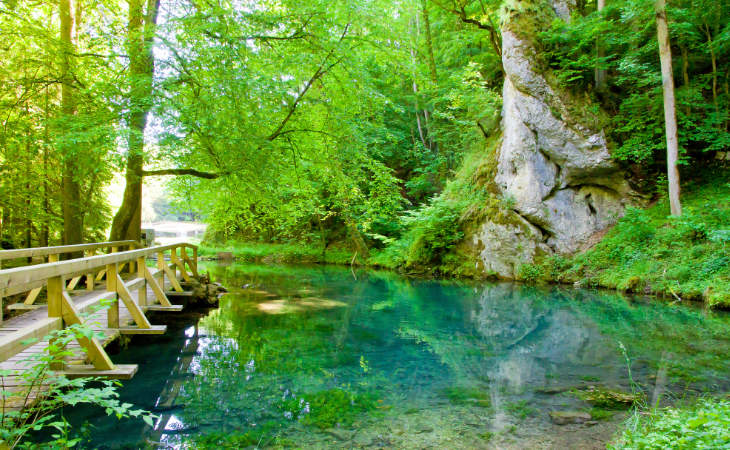 Ein idyllischer Fluss bei Hayingen