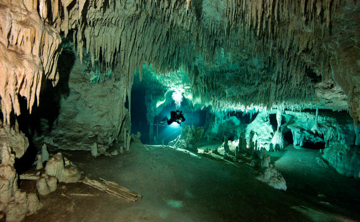 Ein Höhlentaucher in einer mexikanischen Höhle