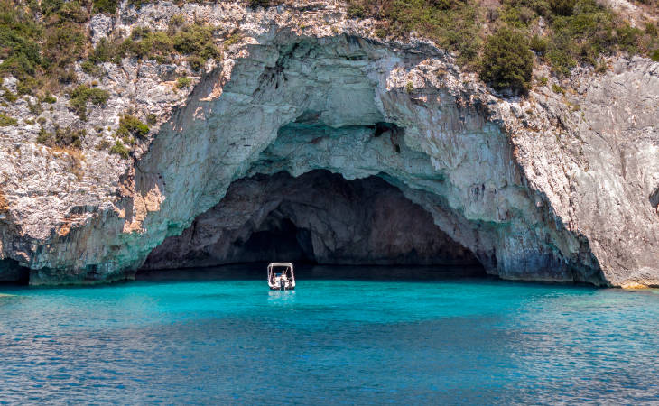 Ein Boot vor einer Unterwasserhöhle