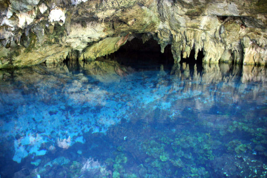 Eine überflutete Höhle mit Stalagtiten