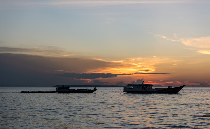 Taucboote vor einem Sonnenuntergang auf dem Meer