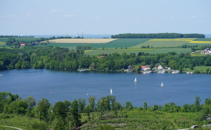 Der Moehnsee mit Ufer