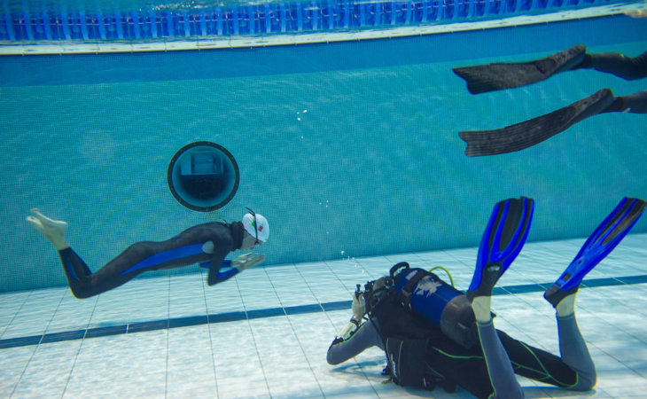 Eine Apnoetaucherin im Schwimmbecken