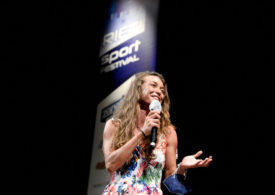Taucherin Alessia Zecchini mit einem Mikrofon